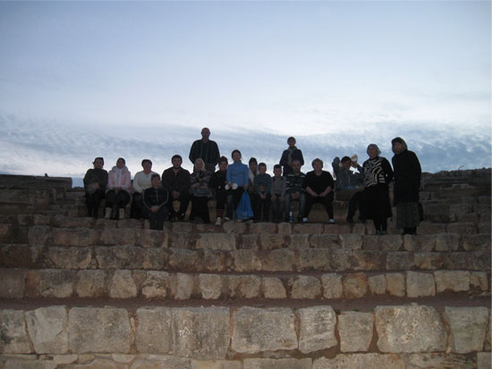 Паломники в античном театре Херсонеса Паломники в античном театре Херсонеса