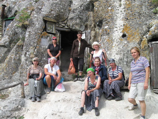 Паломники в пещерном монастыре Шулдан