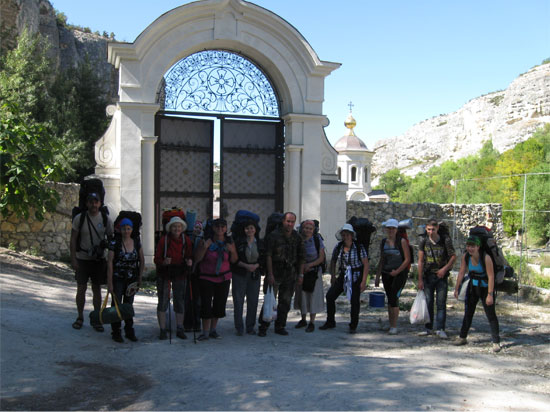 Паломники в Бахчисарайском монастыре