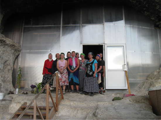 Паломники у храма в монастыре Челтер-Коба