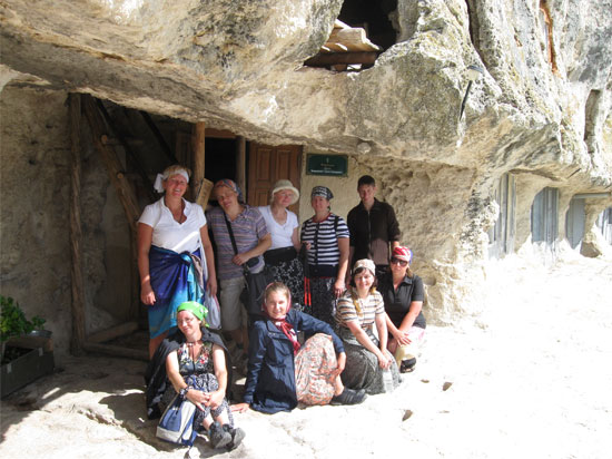 Паломники в пещерном монастыре Челтер-Мармара