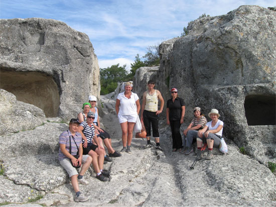 Паломники в пещерном городе Эски-Кермен