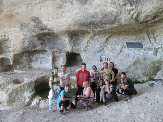 Паломники в большом гроте Качи-Кальона